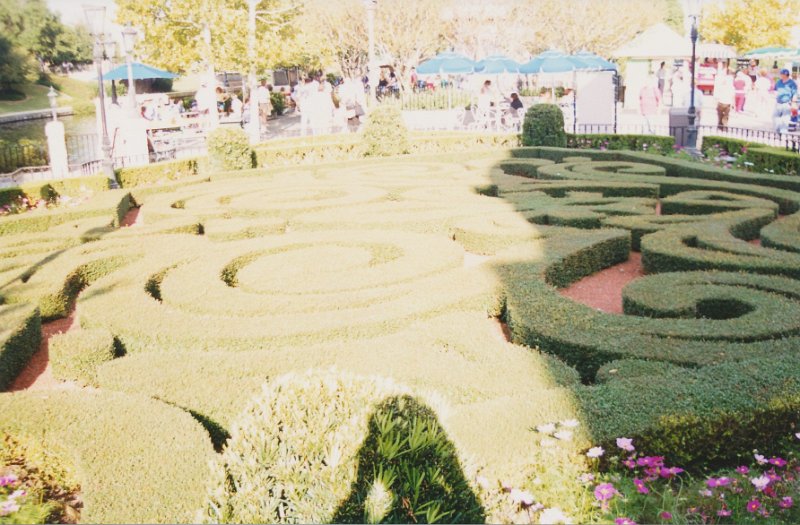 005-Manicured garden in France.jpg
